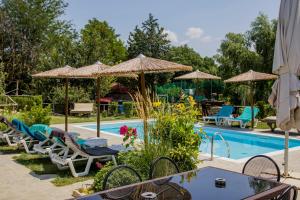 Roxani Aqua Bliss - Serene Garden Getaway