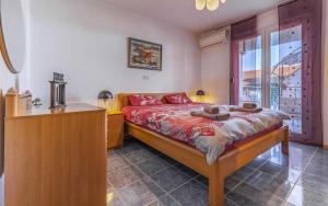 Holiday house for 11 persons in Medulin with sea view, terrace, air conditioning, WiFi 3486-4