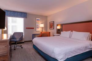 King Room with Accessible Tub - Mobility and Hearing Access/Non-Smoking room in Hampton Inn & Suites St. Louis-Chesterfield