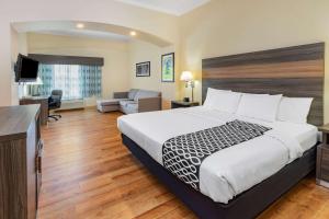 1 King Bed, Mobility/Hearing Access Studio Suite, Tub w/ Grab Bar No-Smoking room in La Quinta by Wyndham Garland Harbor Point
