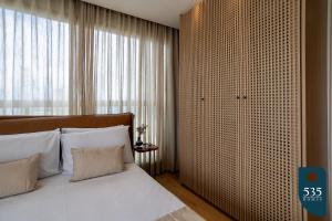 Desfrute do Deslumbrante Quarto e Sala à Beira-Mar