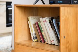 Charming Apartment for 4 People Located 650 m from the Old Town of Warsaw by Noclegi Renters