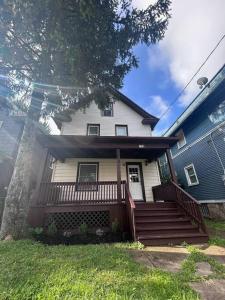 Walk to Niagara Falls. Renovated 3 bed house!