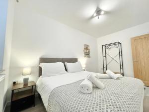 Modern~ Reverse Level~2 bed~Townhouse~Central~Penzance