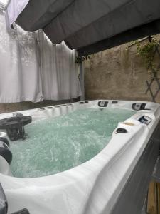 Studio avec jacuzzi privé