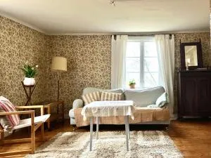 Hus från 1800-talet med tre eldstäder - Väckelsång