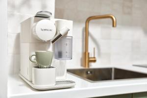 Athens Premium Suites - Sunny 2 Bedroom Suite with Parking