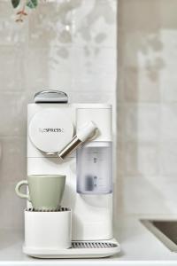 Athens Premium Suites - Sunny 2 Bedroom Suite with Parking