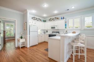 Beautiful 2BR 2BA Lakeside Villa with Lake Views