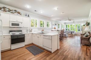 Beautiful 2BR 2BA Lakeside Villa with Lake Views