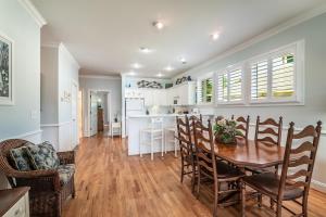 Beautiful 2BR 2BA Lakeside Villa with Lake Views
