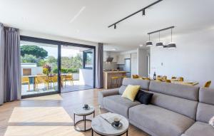 Stunning Home In Valbandon With Wifi 