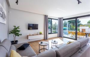 Stunning Home In Valbandon With Wifi 