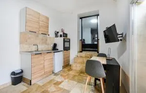Nice Apartment In Jonquières-Saint-Vince - 贝勒加德