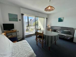 Appartement 2 pièces avec balcon, piscine et parking, à 1km de la plage - Animaux acceptés - FR-1-478-27