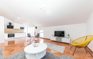 Awesome Apartment In Okrug Gornji