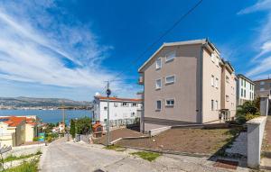 Awesome Apartment In Okrug Gornji