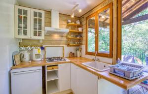 Maisons de vacances 2 Bedroom Nice Home In Mirandol Bourgnounac : photos des chambres