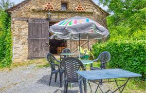 Maisons de vacances 2 Bedroom Nice Home In Mirandol Bourgnounac : photos des chambres