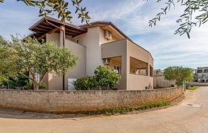 1 Bedroom Amazing Apartment In Vir