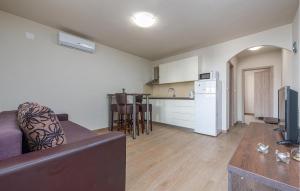 1 Bedroom Amazing Apartment In Vir