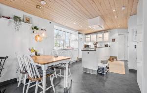 2 Bedroom Beautiful Home In Esbjerg V