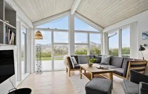 Nice Home In Haderslev With Lake View - Løjt