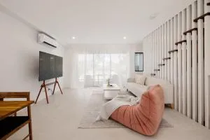 Netflix Brand new 4BR Fast NBN AC Free Parking - Ernest Junction