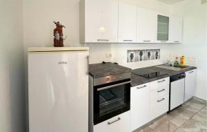 2 Bedroom Cozy Apartment In Podstrana 