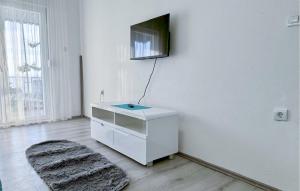 2 Bedroom Cozy Apartment In Podstrana