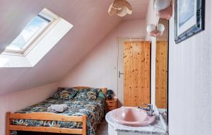 Maisons de vacances 3 Bedroom Awesome Home In Lezardrieux : photos des chambres