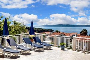 4 bedrooms villa at Brac 200 m away from the beach with sea view private pool and jacuzzi