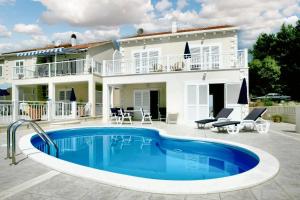 4 bedrooms villa at Brac 200 m away from the beach with sea view private pool and jacuzzi