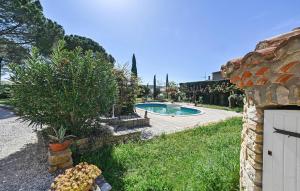 Maisons de vacances 4 Bedroom Gorgeous Home In Saint-julien-les-rosiers : photos des chambres