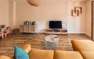 Awesome Home In Fréjus With Kitchen