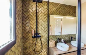 Maisons de vacances Awesome Home In Frjus With Kitchen : photos des chambres