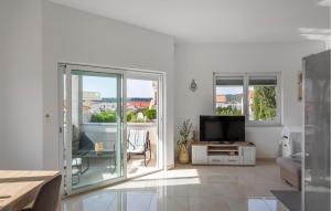 2 Bedroom Lovely Apartment In Barbat