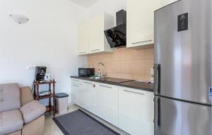 2 Bedroom Lovely Apartment In Barbat