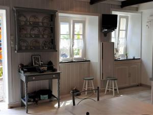 Maisons de vacances Maison de pecheur renovee avec cour et wifi, a 100m du port de Perros-Guirec - FR-1-368-264 : photos des chambres