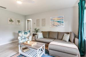 Idyllic Sarasota Home with Yard 2 Mi to Beach!