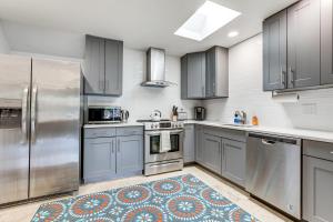 Idyllic Sarasota Home with Yard 2 Mi to Beach!