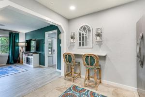 Idyllic Sarasota Home with Yard 2 Mi to Beach!