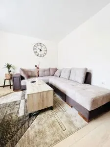 Family condo near the airport and the beach - Gradiošnica