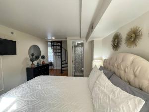 2Bed, 15Bath, Multi-Level Townhouse, Sleeps 6