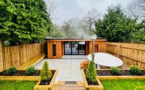 Peaceful retreat with hot tub and sauna - Mill Hill