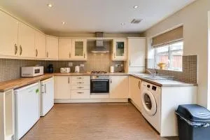 Charming 2-Bed House in Middleton Manchester - Middleton