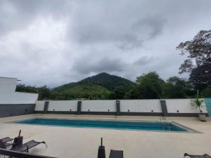 Apartamento novo região central de Ubatuba, com churrasqueira e varanda, 2 vagas - Residencial Jathy