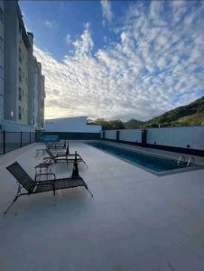 Apartamento novo região central de Ubatuba, com churrasqueira e varanda, 2 vagas - Residencial Jathy - LIVRE CARNAVAL
