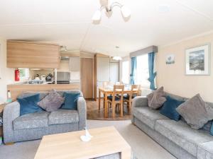Dog Friendly 3 Bedroom Static Caravan In Fritton