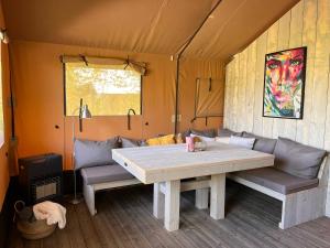 Safari Lodge Grou, luxe kamperen op een eiland!